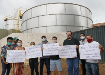 Moradores protestam contra a falta de água, que já dura 20 dias.