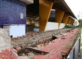 Vendaval derruba muro de escola, arvores e placas, em Altamira