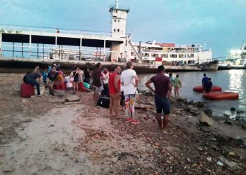 Navio quase afunda após ter o casco danificado em Santarém