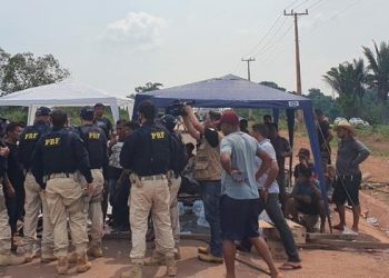 Indígenas destroem equipamentos de jornalistas que faziam cobertura de protesto na BR-163