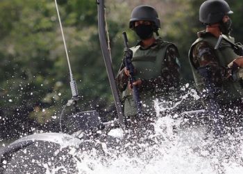 Exército brasileiro patrulha fronteiras na remota região norte da Amazônia