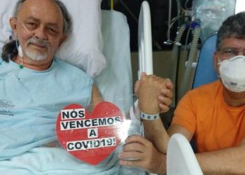 Nilson Chaves aparece sorridente em foto após desintubação