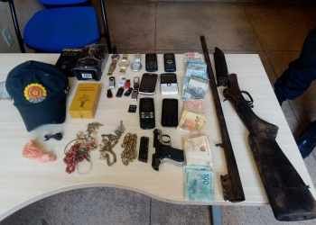 PM aprende armas, celulares e dinheiro durante operação no município de Placas