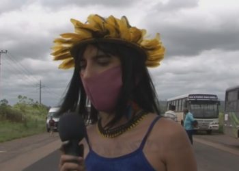 Indígenas, ribeirinhos, agricultores e pescadores fazem protesto na BR 230, próximo a Altamira
