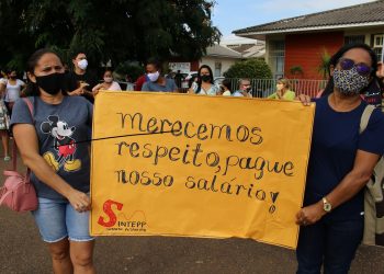 Professores da rede municipal de ensino protestam em frente à prefeitura de Altamira, no Pará
