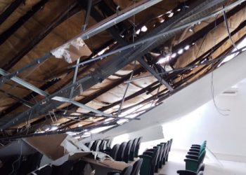 Teto da Câmara Municipal de Vitória do Xingu desaba após forte chuva.