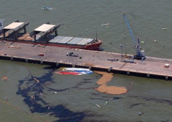 Semas autoriza retirada de navio naufragado em porto de Barcarena