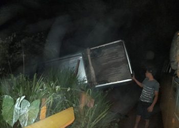 Caminhonete que levava paciente capota na BR 230, próximo a Brasil Novo