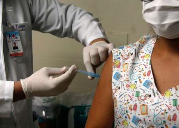 Punição para quem ‘furar a fila’ da vacina contra covid-19 pode chegar a 12 anos de prisão