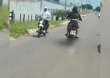 Flagra: Mulher arrasta gato amarrado em motocicleta no interior do Pará