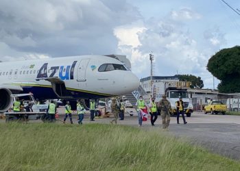 Avião com 49 mil doses da vacina de Oxford contra a Covid-19 chega ao Pará