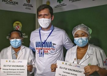 Técnicas de enfermagem recebem primeiras doses da vacina contra a COVID-19 na região do Xingu