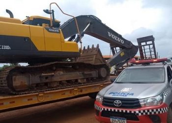 Homem é preso transportando escavadeira hidráulica furtada em Novo Progresso
