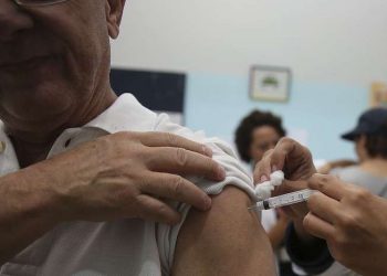 Recusar vacinação ou uso de máscara pode resultar em demissão por justa causa; entenda