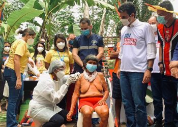 Indígena de 105 anos recebe primeira dose da vacina contra a Covid-19 no Pará