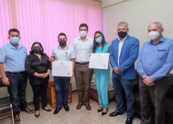 Governo do Estado entrega homenagem a profissionais de saúde que empurraram maca com paciente na Transamazônica