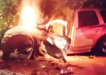 Motorista morre após carro bater em árvore e pegar fogo em Itaituba; veja o vídeo.