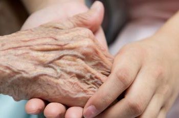 Campanha Fevereiro Roxo traz à tona debates sobre o mal de Alzheimer