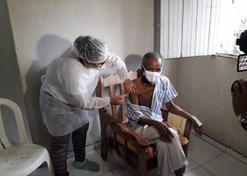 Vitória do Xingu vacina o primeiro idoso contra o coronavírus