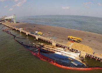 Marinha autoriza salvamento do navio que naufragou com bois em Vila do Conde