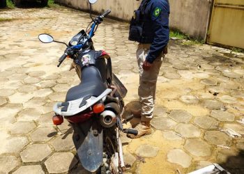 Em Brasil Novo/PA, a PRF recupera motocicleta roubada e prende homem por receptação e uso de documento falso