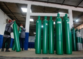 Estado entrega mais 42 cilindros de oxigênio e respirador para municípios do Oeste