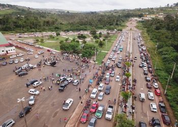 Manifestantes protestam contra o fechamento do comércio não essencial em Altamira