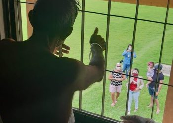 Amor em família: Mesmo sem poder visitar o pai com Covid-19, filha vai ao Regional da Transamazônica para vê-lo da janela do hospital