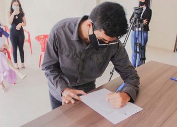 Professores aprovados no concurso público da PMA e que residem em outras cidades são empossados