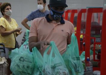 Ação quer sacolas plásticas gratuitas em supermercados no Pará