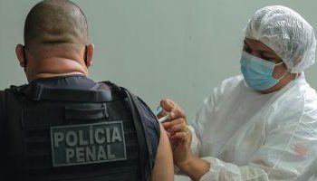 Policiais penais são vacinados contra covid-19, na região do Xingu