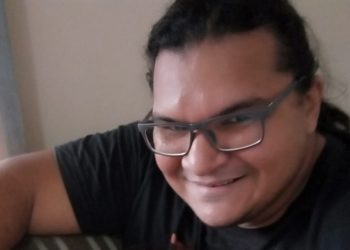 Homem destrói local de trabalho e agride ex-namorada; agressor está foragido