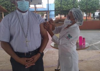 Dom João Muniz é vacinado contra Covid-19 em Altamira