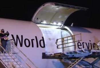 Primeiro lote com 1 milhão de doses de vacinas da Pfizer chega ao Brasil