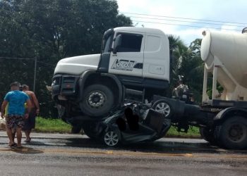 Carreta esmaga carro na BR-316; família inteira morreu; imagens são fortes