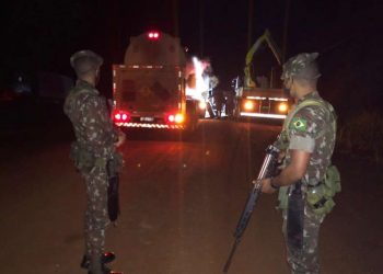Caminhão que transportava oxigênio para hospital é resgatado por militares na Transamazônica