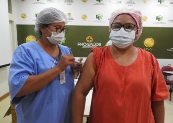 Profissionais do Hospital Regional Público da Transamazônica recebem a segunda dose da vacina contra a Covid-19