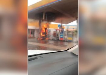 Raio atinge e incendeia posto de gasolina e carros no Pará
