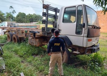 PRF recupera 13 veículos e apreende 45m³ de madeira