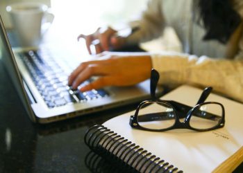 USP oferece gratuitamente videoaulas com matérias do ensino médio