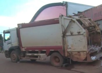Caminhão de lixo sofre pane e atinge residência em Altamira