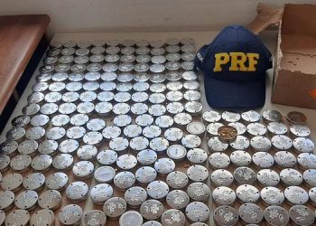 PRF encontra, em fundo falso, armas, munições e mais de R$ 30 mil