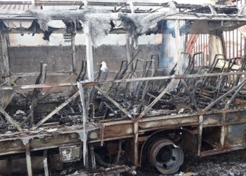 Micro-ônibus pega fogo dentro de garagem de residência em Anapu, Sudeste do PA