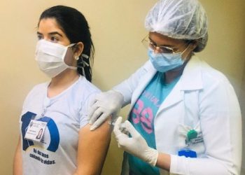 Professores são vacinados contra covid-19 em Altamira