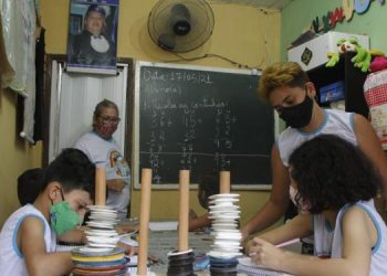 Vacinação de professores da rede pública gera rumores de volta às aulas presenciais