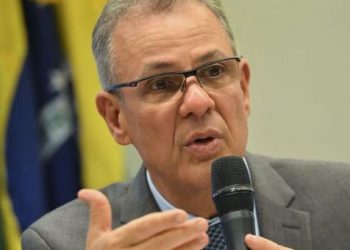 Na TV, ministro pede à população que poupe energia e água