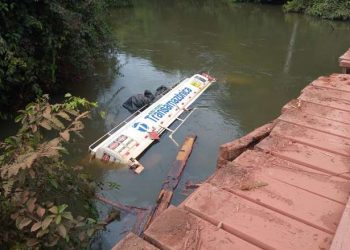 Caminhão tanque cai de ponte na Transamazônica; motorista sobreviveu