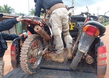 PRF recupera motocicleta roubada e prende mulher por receptação e uso de documento falso, em Anapu/PA
