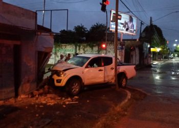 Motorista perde o controle de caminhonete e colide contra casa em Altamira