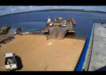 Caminhonete invade rio Xingu e quase atropela piloto de voadeira: Veja o vídeo.